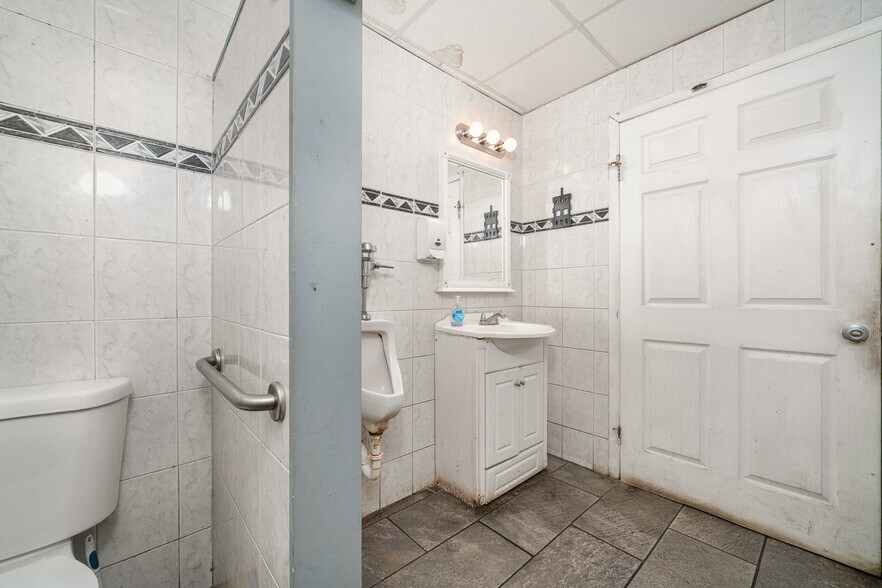 More Photos Of 1 Wall St, Cromwell Restaurant For Sale