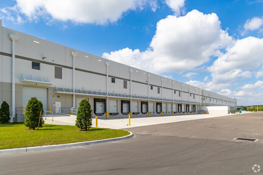 More Photos Of 10963 Florida Crown Dr, Orlando Distribution For Lease