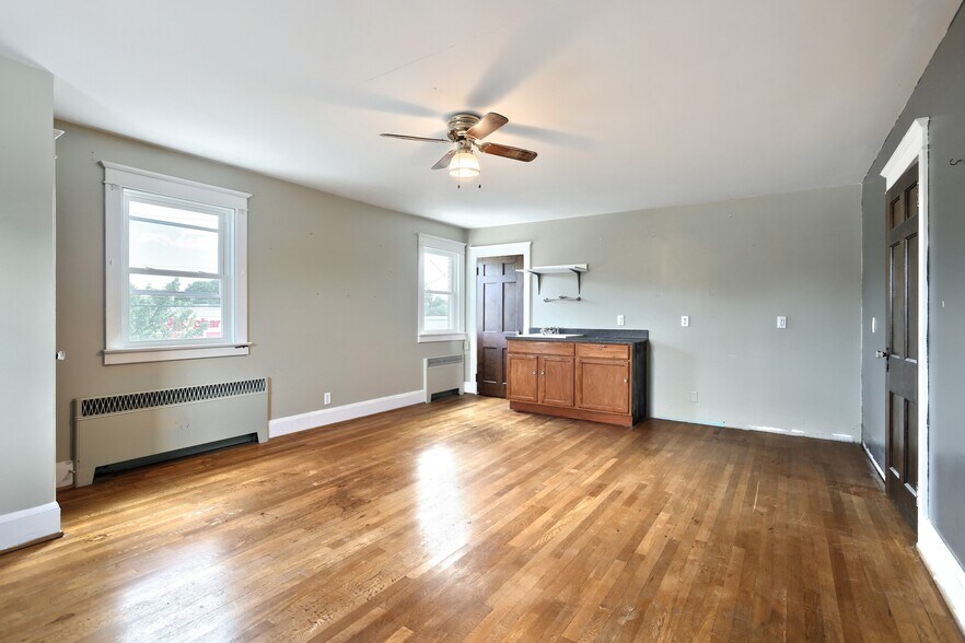 More Photos Of 550 S Main St, Shrewsbury Freestanding For Lease