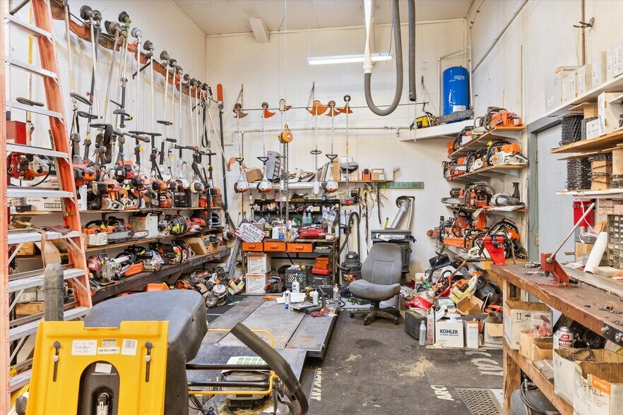 More Photos Of 5 Demick Ln, Salmon Auto Repair For Sale