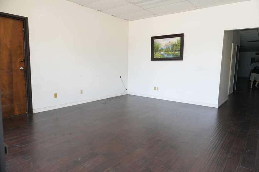 More Photos Of 501 Industrial Dr, Richardson Warehouse For Lease