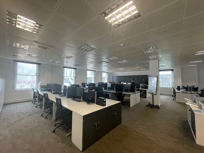 More Photos Of 141 Moorgate, London Office For Lease