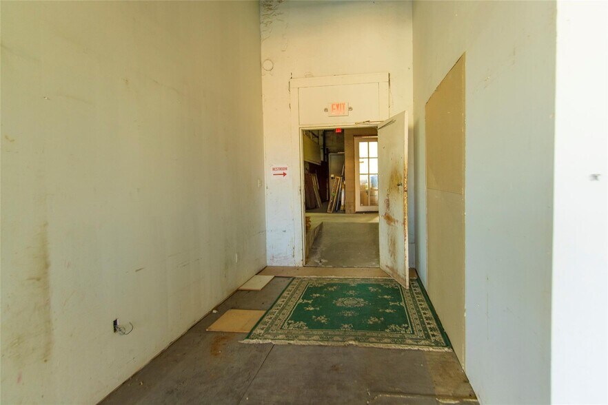 More Photos Of 1020 Halsell St, Bridgeport Flex For Sale