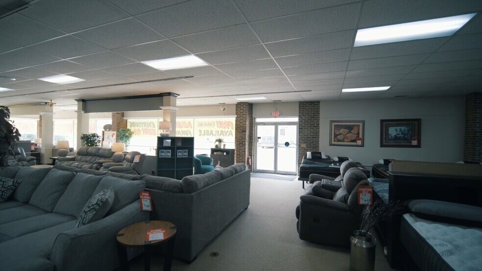 More Photos Of 101 9th St, Charles City General Retail For Sale