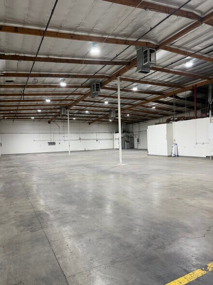 More Photos Of 9790-9792 Glenoaks Blvd, Sun Valley Warehouse For Lease