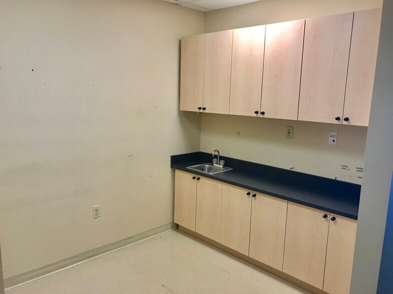 More Photos Of 208 Kevin Ln, Brodheadsville Medical For Lease