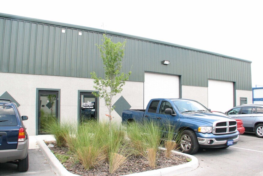 More Photos Of 6413 Pinecastle Blvd, Orlando Flex For Lease