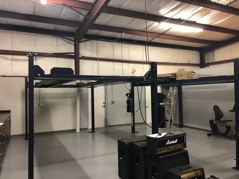 More Photos Of 6413 Pinecastle Blvd, Orlando Flex For Lease