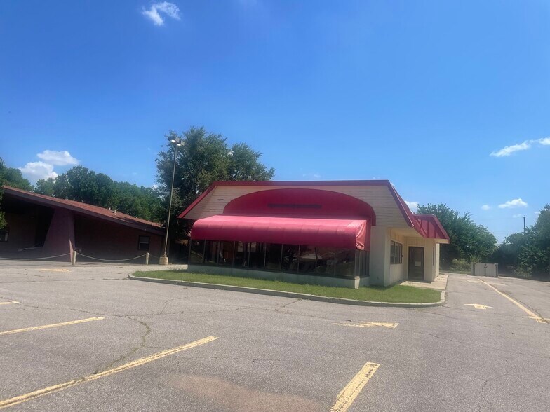 More Photos Of 8 E Main St, Yukon Fast Food For Lease