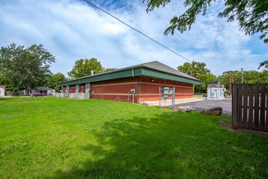 More Photos Of 521 W Grand Ave, Haysville General Retail For Lease
