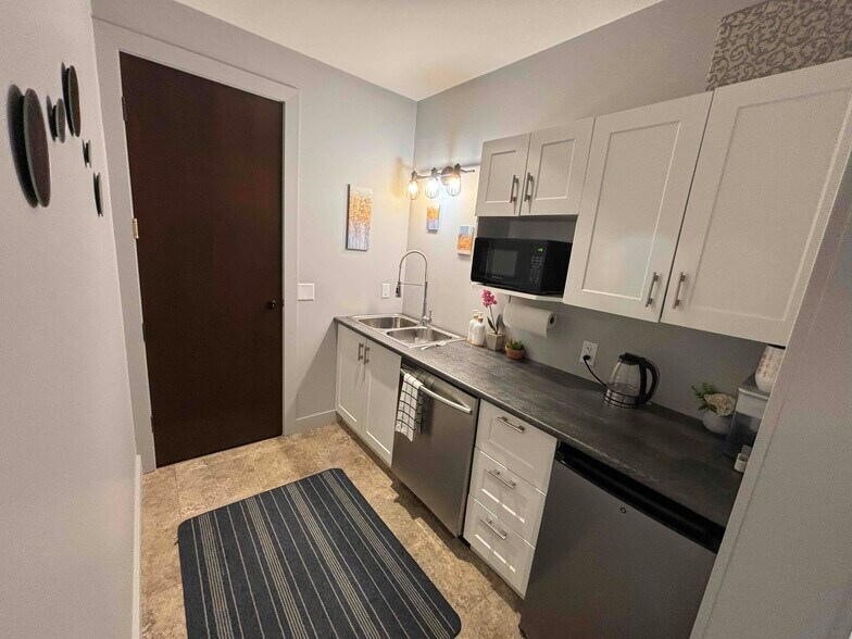 More Photos Of 1455 Ellis St, Kelowna Office Residential For Lease