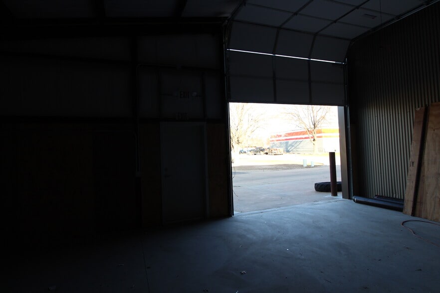 More Photos Of 1302 Lindsey Plaza Dr, Norman Warehouse For Lease