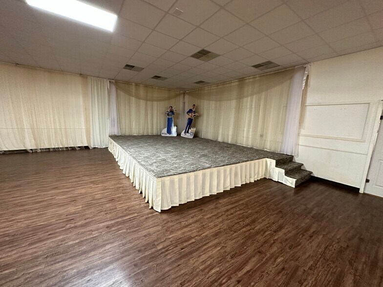 More Photos Of 3900 Davis St W, Dallas Flex For Sale