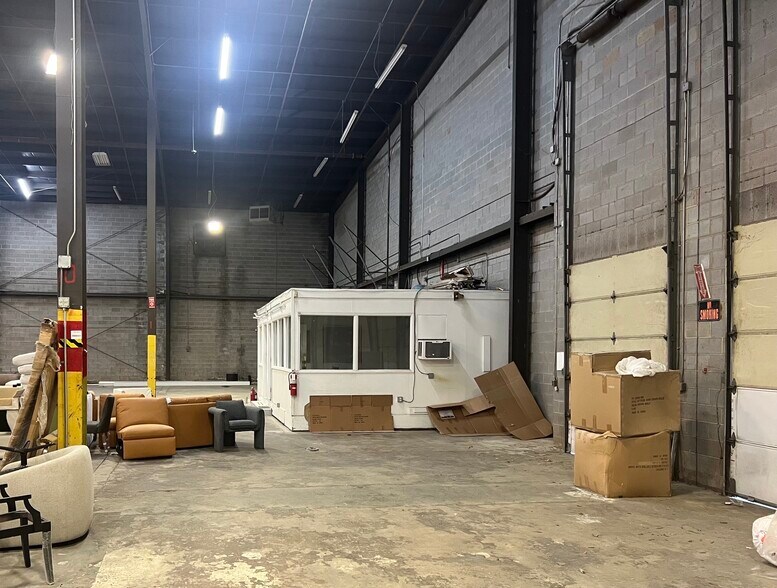 More Photos Of 3407 W Gate City Blvd, Greensboro Warehouse For Lease