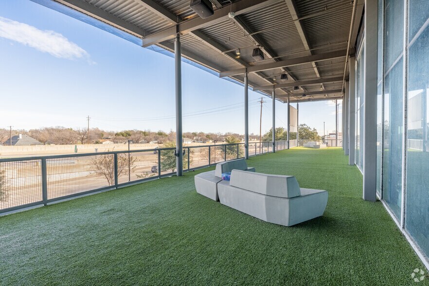 More Photos Of 4801 West Fwy, Fort Worth Veterinarian Kennel For Sale