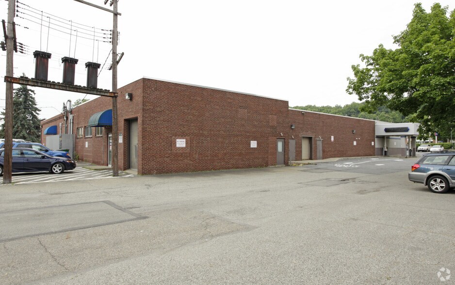 More Photos Of 1615 Lincoln Way, White Oak Storefront For Lease