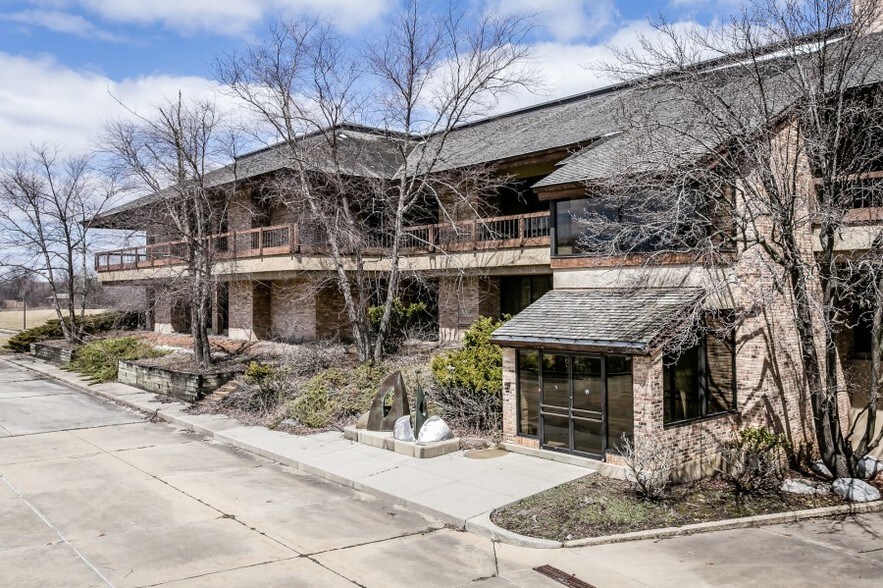 More Photos Of 3890 Salem Lake Dr, Long Grove Office For Sale