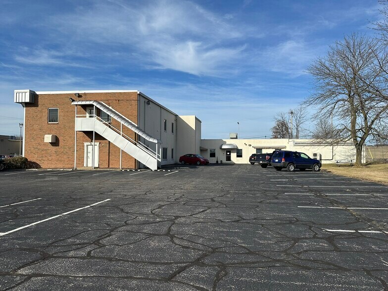 More Photos Of 1314 Burch Dr, Evansville Office For Sale
