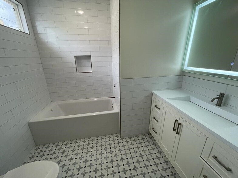 More Photos Of 553 N Flores St, Los Angeles Apartments For Sale