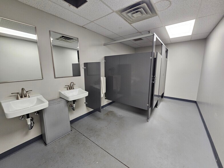 More Photos Of 205 Industrial Pike, Whitwell Manufacturing For Sale