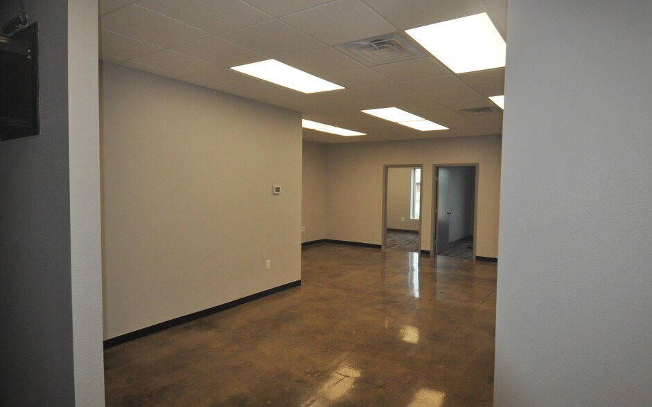 More Photos Of 1516 Falcon Dr, DeSoto Industrial For Lease