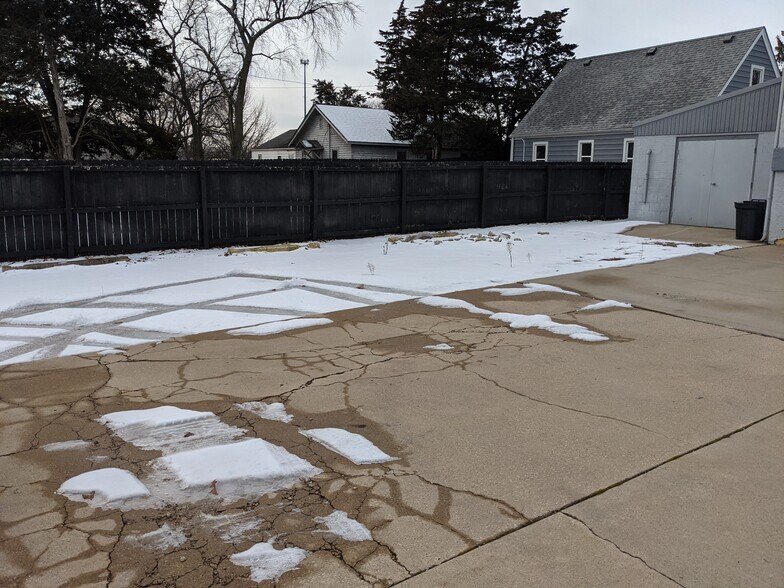 More Photos Of 212 S Kennedy, Bradley Auto Repair For Lease