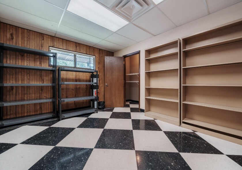 More Photos Of 124 S Green St, Greentown Office For Sale