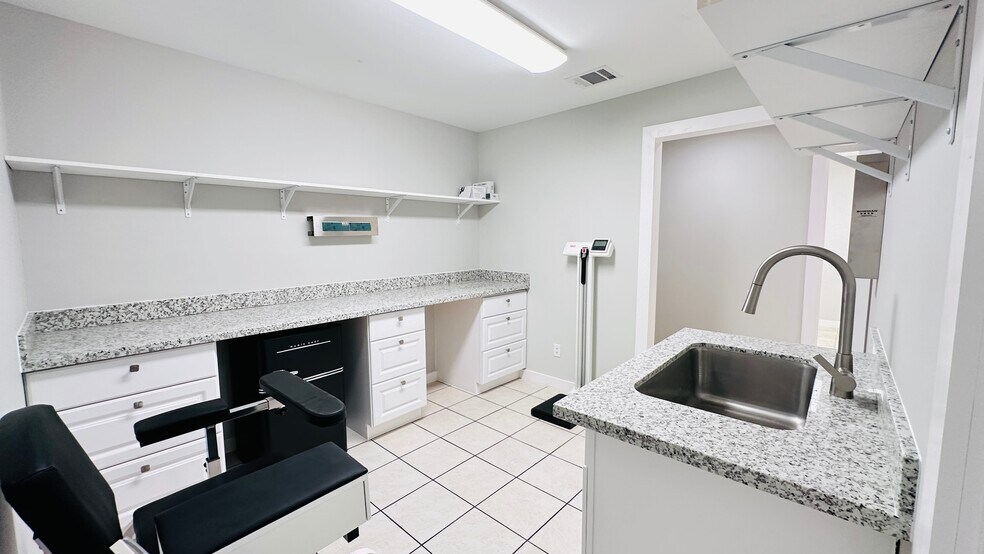 More Photos Of 6502 Memorial Dr, Texas City Medical For Sale