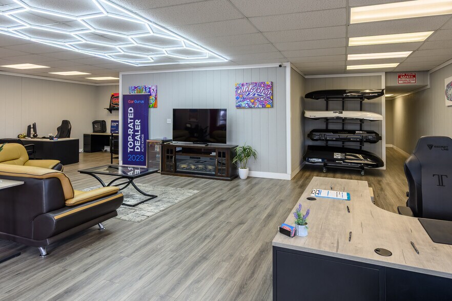 More Photos Of 40 Nw 4th St, Madras Auto Dealership For Lease