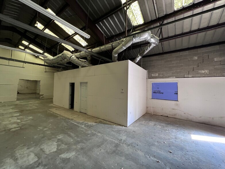 More Photos Of 3 Base St, West Columbia Flex For Lease