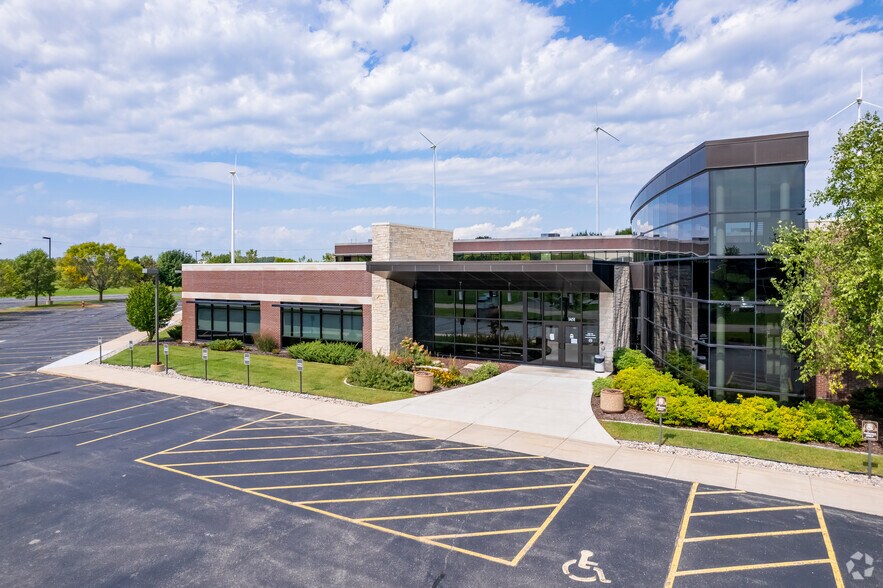 More Photos Of 1451 McMahon Dr, Neenah Office For Lease