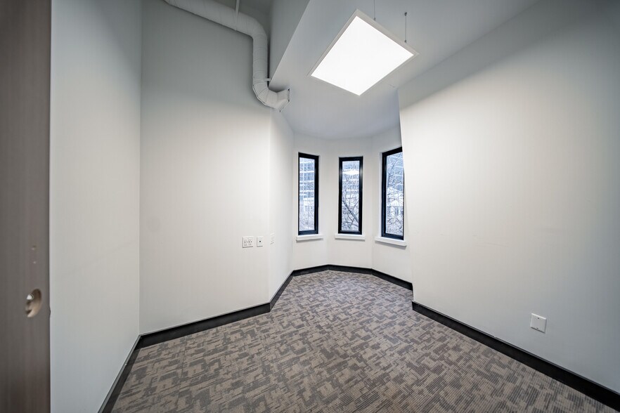 More Photos Of 31 Elm St, Toronto Storefront Retail Office For Sale