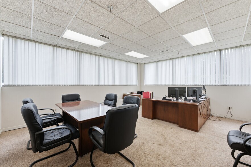 More Photos Of 7 First St, Palmer Warehouse For Lease