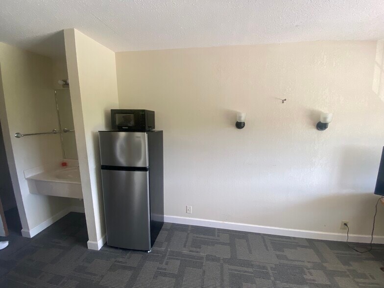 More Photos Of 1 Proactive Dr, New Florence Hotel For Sale