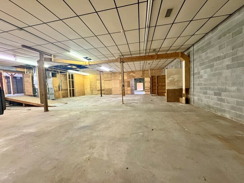 More Photos Of 868 State Route 3 and 12, Hinton Flex For Sale