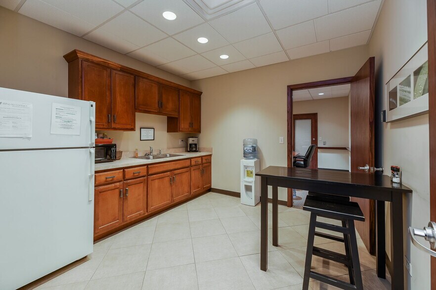 More Photos Of 123 W Washington St, Oswego Office For Lease