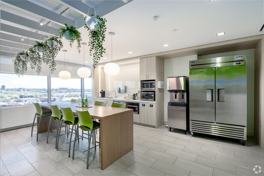 More Photos Of 1290 Central Pky W, Mississauga Office For Lease