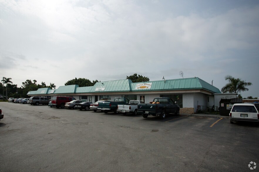 More Photos Of 16200 San Carlos Blvd, Fort Myers General Retail For Lease