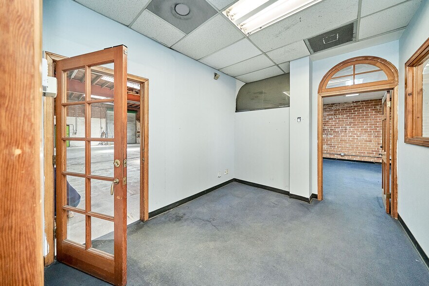 More Photos Of 2672 S La Cienega Blvd, Los Angeles Flex For Lease