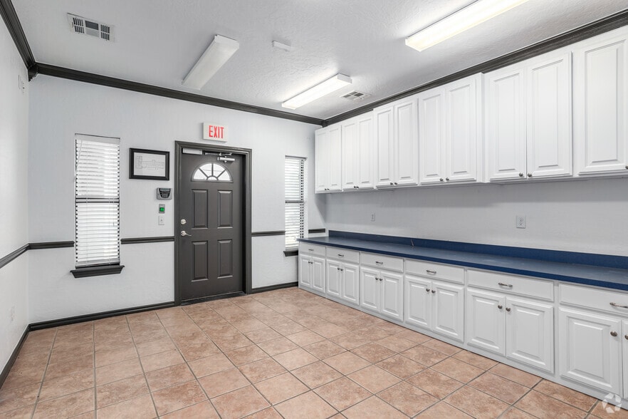 More Photos Of 9400 S I-35 Service Rd, Moore Office For Sale