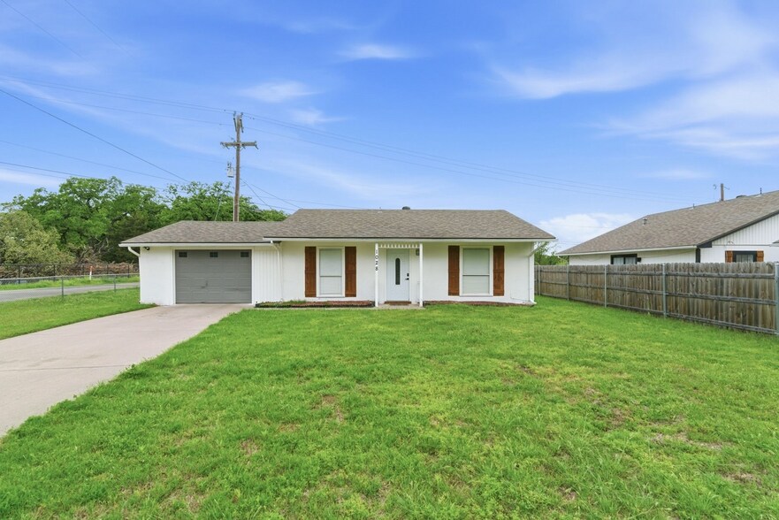 More Photos Of 1032 Greg St, Azle Specialty For Sale
