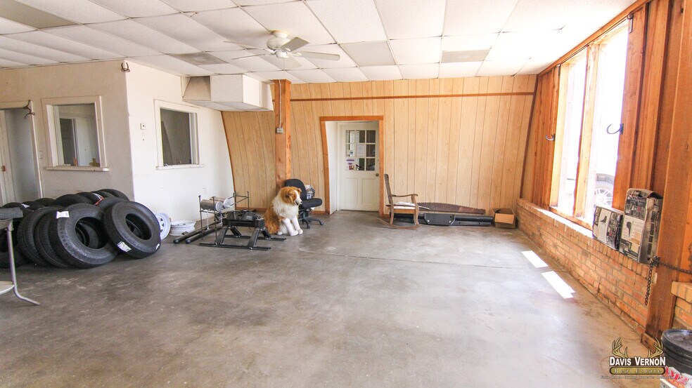 More Photos Of 1331 Cumberland St, Vernon Storefront For Sale