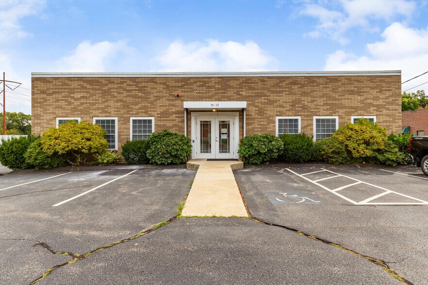 More Photos Of 30 Ray Ave, Burlington Light Distribution For Lease