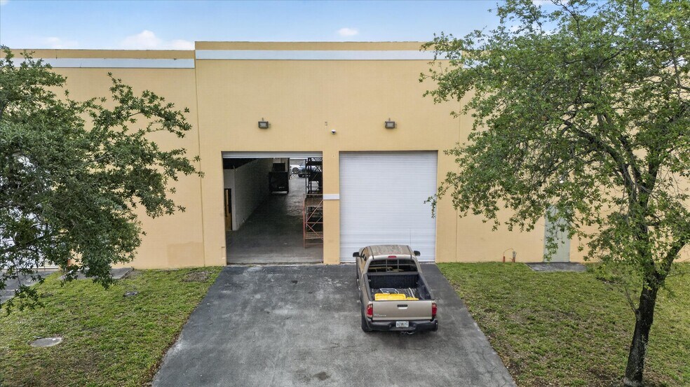 More Photos Of 3815 NW 125th St, Opa Locka Showroom For Lease