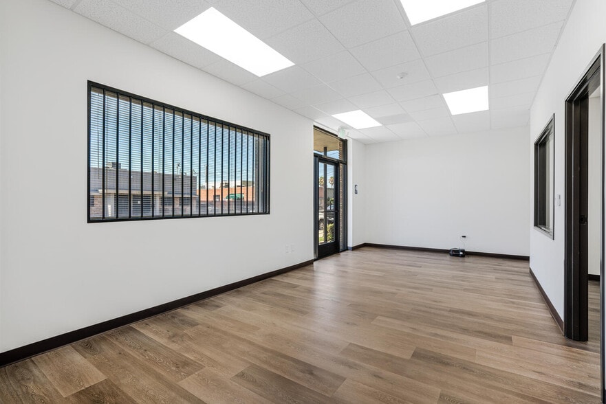 More Photos Of 13755-13761 Saticoy St, Panorama City Warehouse For Lease