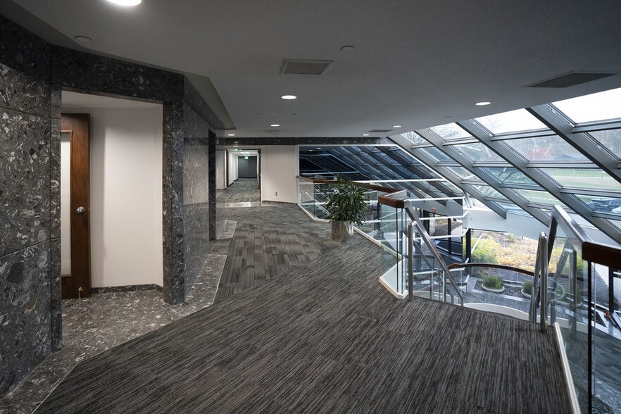 More Photos Of 32000 Northwestern Hwy, Farmington Hills Office For Lease