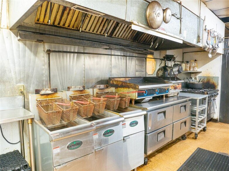 More Photos Of 880 Youngstown Poland Rd, Struthers Restaurant For Lease