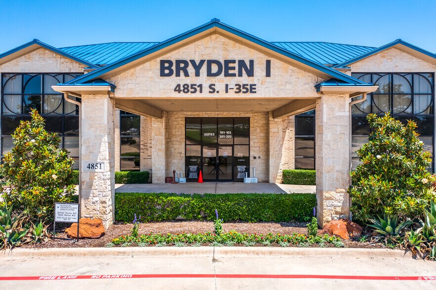 More Photos Of 4851 S Interstate 35 E, Corinth Office For Sale