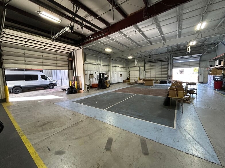 More Photos Of 217 S Pioneer Blvd, Springboro Warehouse For Lease