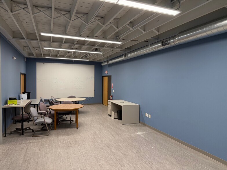 More Photos Of 511 N Clairemont Ave, Eau Claire Warehouse For Lease